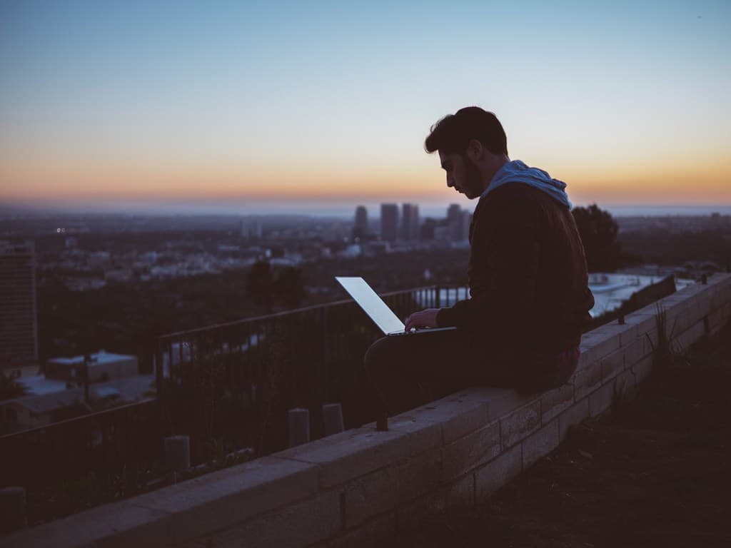 Freelancer Laptop Student Working Hustle Businesscafe barista - Credit to https://homethods.com/