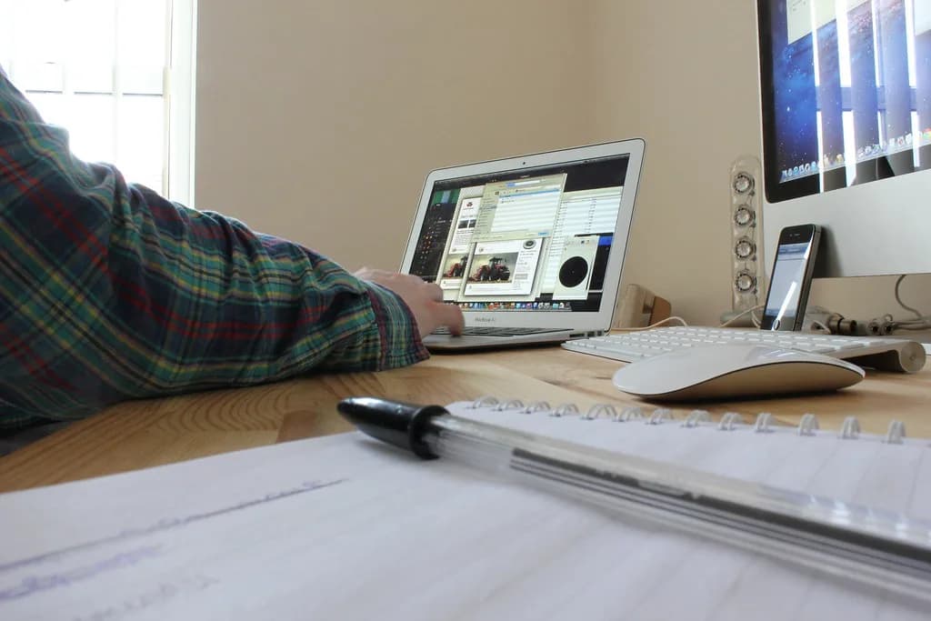 A tidy home office desk setup β How to Choose a Beginner-Friendly Side Hustle in 2026